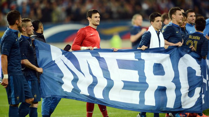 Les joueurs de l'&eacute;quipe de France et leur banderole "Merci. A l'Euro avec vous, pour vous.", le 5 juin 2012 lors d'une rencontre de pr&eacute;paration face &agrave; l'Estonie (4-0), au Mans (Sarthe). (FRANCK FIFE / AFP)