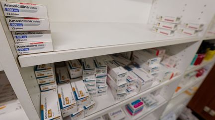 Des boites d'amoxicilline dans une pharmacie, à Boulogne-sur-Mer (Pas-de-Calais), le 14 mars 2023. (JOHAN BEN AZZOUZ / MAXPPP)