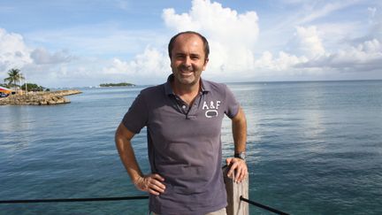 &nbsp; (José Kijas devant l'îlet Gosier © Radio France / Emmanuel Langlois)