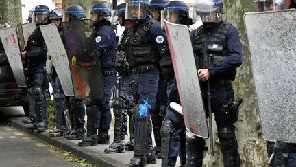 Les forces de l'ordre encadrent une manifestation contre&nbsp;loi Travail à Bordeaux (Gironde) le 19 mai 2016. (GEORGES GOBET / AFP)