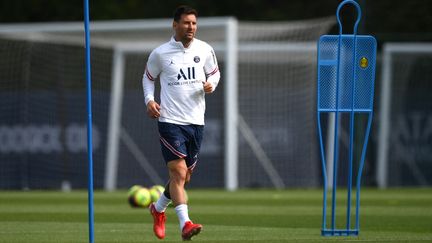 Le nouvel attaquant parisien Lionel Messi à l'entraînement au Camp des Loges, le 28 août 2021. (FRANCK FIFE / AFP)