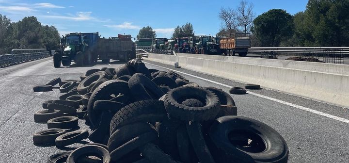 D'autres routes étaient coupées par les agriculteurs espagnoles, comme l'autoroute A2 qui relie Barcelone à Madrid. (HENRY DE LAGUÉRIE / FRANCEINFO)