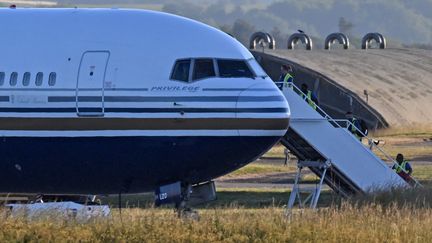 L'avion qui devait&nbsp;expulser des migrants vers le Rwanda sur le tarmac de la base militaire d'Amesbury (Royaume-Uni), le 14 juin 2022. (JUSTIN TALLIS / AFP)