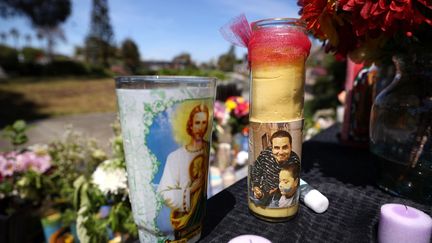 Une bougie en hommage à Mario Gonzalez, mort durant son interpellation par la police à Alameda en Californie, le 29 avril 2021. (JUSTIN SULLIVAN / GETTY IMAGES NORTH AMERICA / AFP)