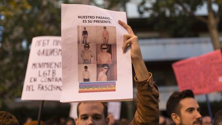 Un manifestant espagnol&nbsp;manifeste contre les arrestations et persécutions envers la communauté homosexuelles en Tchétchénie, le 21 avril 2017 à Madrid. (JESÚS CALONGE / MAXPPP)