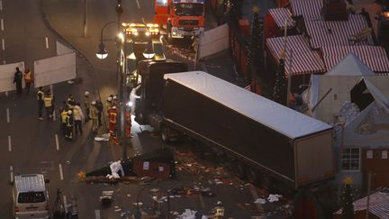 Des experts examinent le lieu de l'attaque au camion à Berlin (Allemagne), le 20 décembre 2016. (ODD ANDERSEN / AFP)