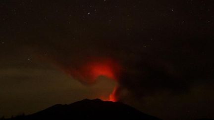 &nbsp; (Le volcan Raung projette des cendres à 1.000 mètres dans le ciel © MAXPPP)