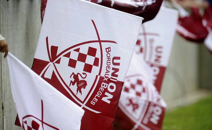 Un supporter tient le drapeau de l'Union Bordeaux-B&egrave;gles lors d'un match de pro D2 contre Agen, le 22 mai 2011.&nbsp; (ALAN CROWHURST / GETTY IMAGES EUROPE)