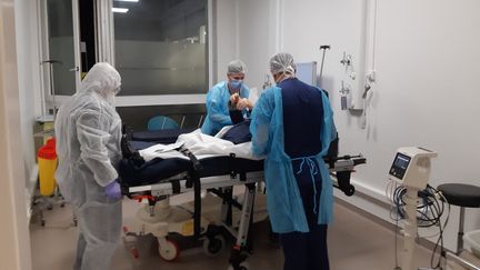 Service des urgences de l'hôpital de Mulhouse, dans la partie qui accueille les cas probables de coronavirus. (JÉRÔME JADOT / FRANCE-INFO)