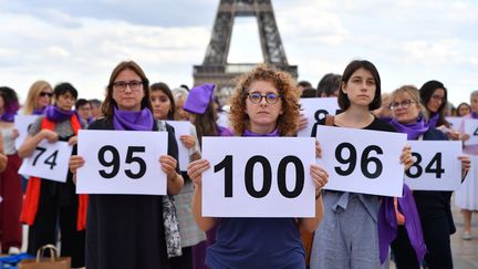 Des femmes manifestent après le 100e féminicide conjugal de l'année en France, le 1er septembre 2019, place du Trocadéro à Paris. (MAXPPP)