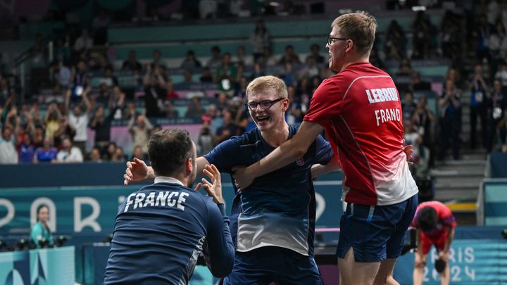 Félix Lebrun, Alexis Lebrun et Simon Gauzy célèbrent leur victoire face au Japon lors de la petite finale de la compétition par équipes des Jeux Olympiques, le 9 août 2024 à l'Arena Paris Sud. (AFP)