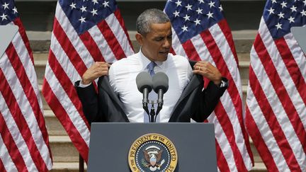 Le pr&eacute;sident am&eacute;ricain Barack Obama enl&egrave;ve sa veste avant de s'exprimer sur le changement climatique &agrave; Washington (Etats-Unis), le 25 juin 2013. (CHARLES DHARAPAK / AP / SIPA)