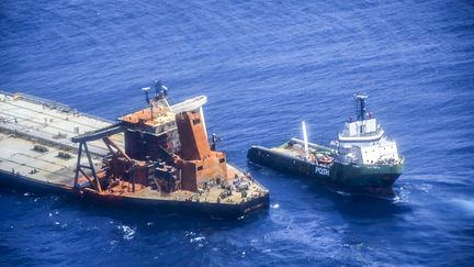 Un navire de la marine sri lankaise approche le pétrolier "New Diamond", le 10 septembre 2020 dans l'océan Indien. (SRI LANKA AIR FORCE / AFP)