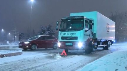 Le trafic perturbé par la neige dans les Yvelines, le 6 février 2018 (FRANCE 3)