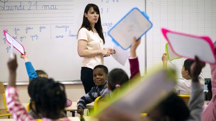 Une enseignante fait cours dans une classe de Brie-Comte-Robert (Seine-et-Marne), le 21 mai 2012. (FRED DUFOUR / AFP)