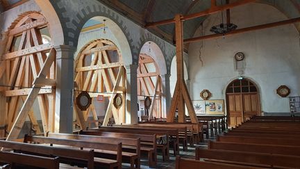 À l'intérieur de l'église de Maumusson en Loire-Atlantique, les bas-côtés sont entièrement étayés pour soutenir les voutes. (ANNE CHEPEAU / RADIO FRANCE)