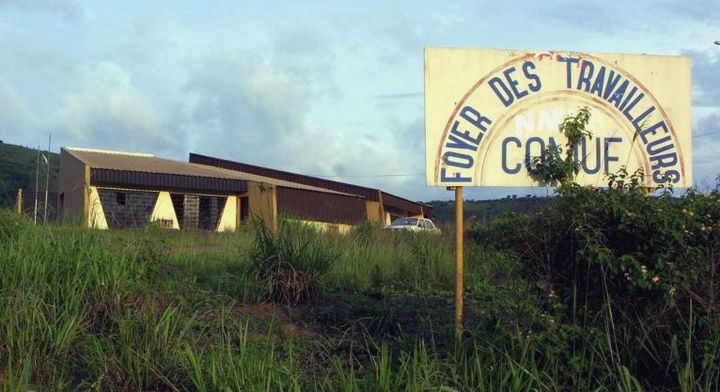 Vue d'un foyer de travailleurs de la Comuf à l'abandon prise le 26 janvier 2002 à Mounana, sud-est du Gabon.  (DESIREY MINKOH / AFP)