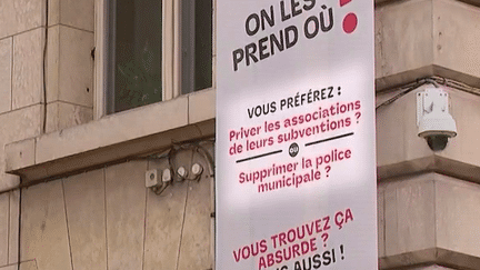 Congrès des maires : contre les coupes budgétaires, des municipalités affichent leur colère auprès des habitants (France 2)