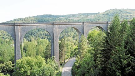 Un viaduc dans le Larzac. Illustration. (MICHAEL ESDOURRUBAILH / MAXPPP)