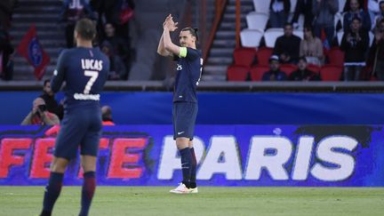 Zlatan Ibrahimovic reçoit une ovation à la 10e minute du match PSG-Nantes, interrompu spécialement pour l'occasion. (JEAN MARIE HERVIO / DPPI MEDIA)