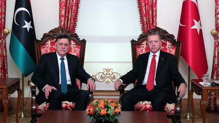 Le président turc Recep Tayyip Erdogan (à droite) et le chef du gouvernement libyen Fayez al-Sarraj, à Istanbul le 27 novembre 2019 (MUSTAFA KAMACI / TURKISH PRESIDENTIAL PRESS SERVI)