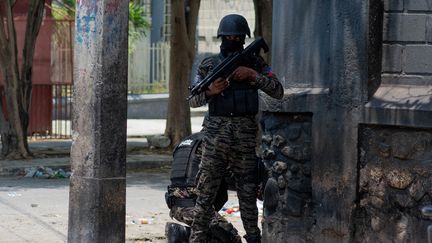 Des policiers haïtiens montent la garde au coin d'une rue au milieu de la violence des gangs à Port-au-Prince (Haïti), le 8 avril 2024. (CLARENS SIFFROY / AFP)