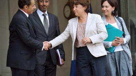 Nicolas Sarkozy et Martine Aubry se serrent la main le 9-9-2009 à l'issue d'une rencontre consacrée à la taxe carbone (AFP - Eric FEFERBERG)