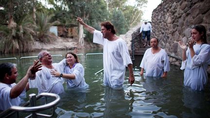 Bapt&egrave;me collectif de chr&eacute;tiens dans le Jourdain &agrave; Yardenit (Isra&euml;l), le 3 octobre 2012. (URIEL SINAI / GETTY IMAGES)