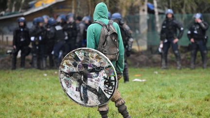 Un zadiste le 10 avril 2018 face aux gendarmes venus évacuer la ZAD de Notre-Dames-des-Landes, en Loire-Atlantique. (LOIC VENANCE / AFP)