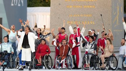 Théo Curin (au centre, en blanc) lors de la cérémonie d'ouverture des Jeux paralympiques, le 28 août 2024 place de la Concorde, à Paris. (LECOCQ CEDRIC / KMSP)