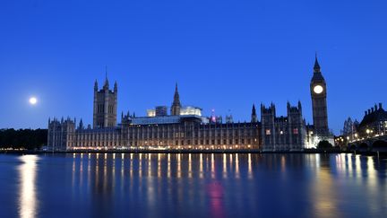 Le palais de Westminster se reflète dans la Tamise, à Londres, le 9 juin 2017, au lendemain des élections législatives britanniques.&nbsp; (HANNAH MCKAY / REUTERS)