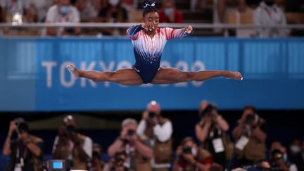 Simone Biles a fait son retour à la compétition lors de la finale de la poutre, mardi 3 août, et l'Américaine a décroché la médaille de bronze. (ALI ATMACA / ANADOLU AGENCY)