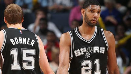 Tim Duncan félicité par son coéquipier Matt Bonner