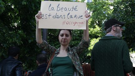 Ay&ccedil;a, 24 ans, assiste pour la premi&egrave;re fois &agrave; un mouvement de cette ampleur en Turquie. Elle manifestait mardi 4 juin &agrave; Paris. (MARIE DESHAYES / FRANCETV INFO)