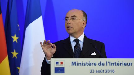 &nbsp; (Le ministre de l'Intérieur Bernard Cazeneuve a affirmé que la menace terroriste restait "extrêmement élevée" en France © AFP / Stéphane de Sakutin)