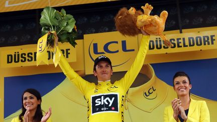 Geraint Thomas endosse le maillot jaune du Tour de France après sa victoire lors de la première étape de l'édition 2017 à&nbsp;Dûesseldorf (Allemagne), le 1er juillet. (DANIEL KARMANN / DPA / AFP)