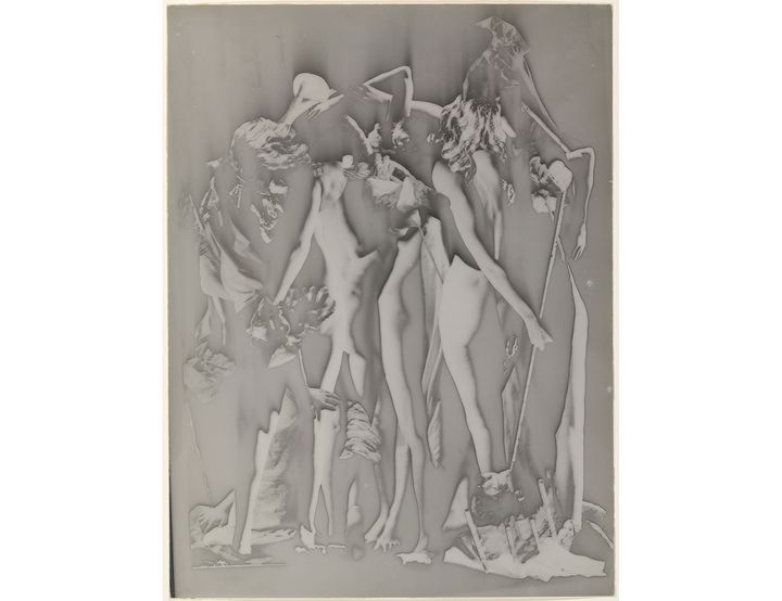 Raoul Ubac, "Le Conciliabule" (Solarisation), 1938. The Museum of Modern Art, New York. Collection Thomas Walther. Acquis grâce au fonds de la collection Abbott-Levy, par échange (© 2021 / Artists Rights Society (ARS), New York © ADAGP, Paris, 2021 © The Museum of Modern Art, New York, 2021, pour l’image numérisée)