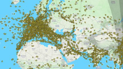 Image saisissante de l'espace aérien au-dessus de l'Ukraine ce dimanche 27 février 2022 à 12h00. (CAPTURE D'ECRAN / FLIGHT RADAR)