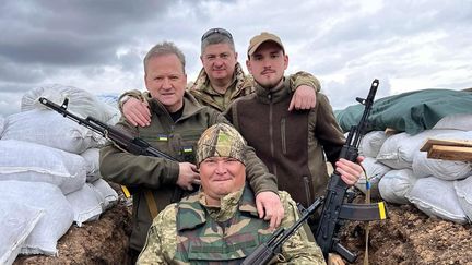 Igor Belanov (en haut, à gauche) pose avec des combattants de l'armée ukrainienne, le 6 avril 2022.&nbsp; (Compte Facebook Igor Belanov)