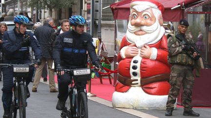 Patrouilles à Nice, le 23 décembre 2015. (LIONEL CIRONNEAU / AP / SIPA)