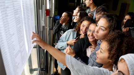 Les élèves d'un collège de Forbach (Moselle) découvrent les résultats du brevet, le 12 juillet 2017. (MAXPPP)