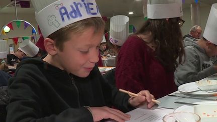 Dans les Alpes-Maritimes, à Mandelieu-la-Napoule, la cantine a fait tester ses plats aux écoliers, et ils ont pris ce rôle très à cœur. (FRANCE 3)