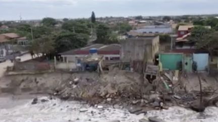 Sur le littoral, la mer a déjà englouti de nombreuses maisons. (FRANCEINFO)