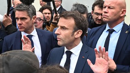 Emmanuel Macron réagit aux huées lancées par la foule lors d'un déplacement à Sélestat, dans le Bas-Rhin, le 19 avril 2023. (FREDERICK FLORIN / AFP)