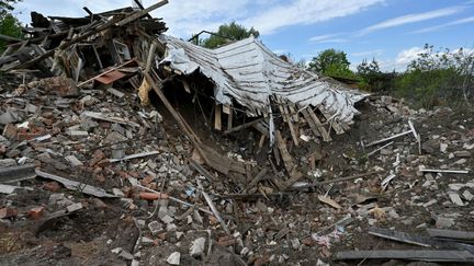 Un maison détruite par une frappe russe, le 22 mai 2023 à Tsirkuny (Ukraine). (SERGEY BOBOK / AFP)