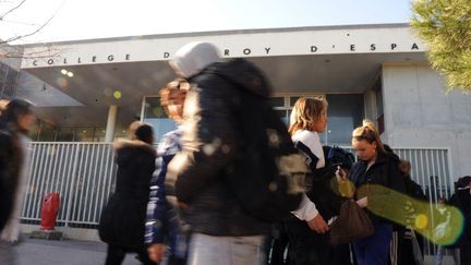 Devant le coll&egrave;ge du Roy d'Espagne &agrave; Marseille, o&ugrave; un coll&eacute;gien a &eacute;t&eacute; agress&eacute; au couteau mardi 10 janvier 2012. (GERARD JULIEN / AFP)