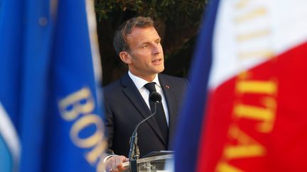 Emmanuel Macron s'exprime à l'occasion de la commémoration de la libération de Bormes-les-Mimosas (Var), le 17 août 2020. (ERIC GAILLARD / POOL / AFP)