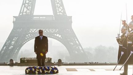 Le président François Hollande rend hommage aux personnes handicapées ou malades mentales mortes de faim et d'isolement dans les hôpitaux psychiatriques français durant la Seconde guerre mondiale, à l'occasion de la journée internationale des droits de l'Homme, le 10 décembre 2016 au Trocadéro à Paris.  (REUTERS - Christrophe Petit Tesson - Pool)