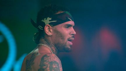 Le chanteur américain Chris Brown lors d'un concert à Las Vegas (Etats-Unis), le 1er janvier 2016. (BRYAN STEFFY / GETTY IMAGES NORTH AMERICA / AFP)