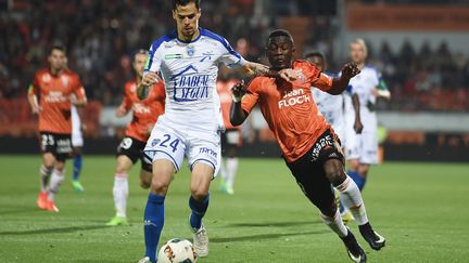 Jimmy Giraudon (Troyes) à la lutte avec Majeed Waris (Lorient) (JEAN-SEBASTIEN EVRARD / AFP)